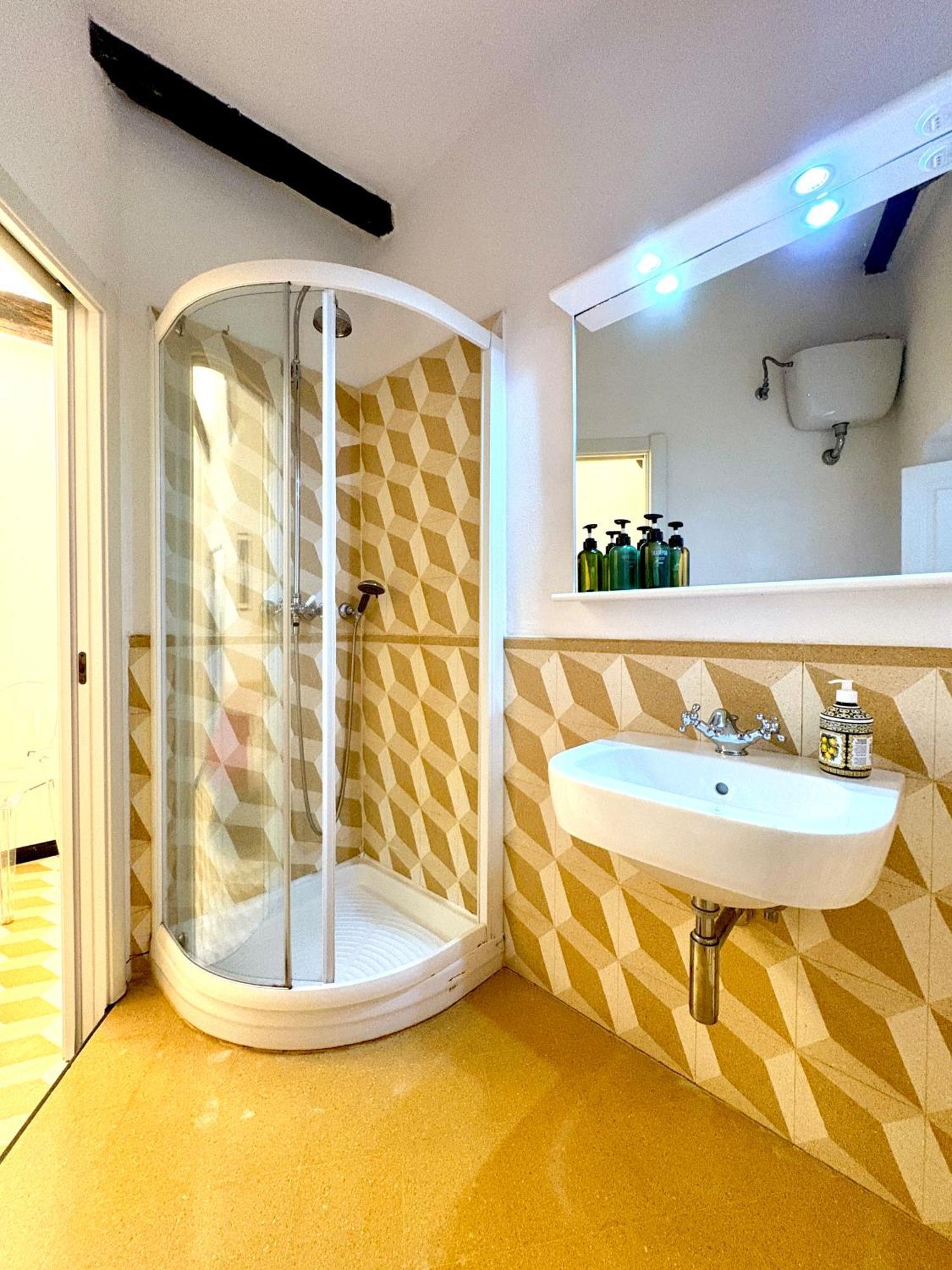 Marina Apartment, Unique, Authentic, Beachfront, 2 Aircondo Bdr , 2Bht, Easy To Train Or From Private Parking ヴェルナッツァ エクステリア 写真